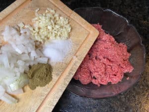hackfleisch mit zwiebeln, knoblauch, salz und rosmarinpulver wuerzen