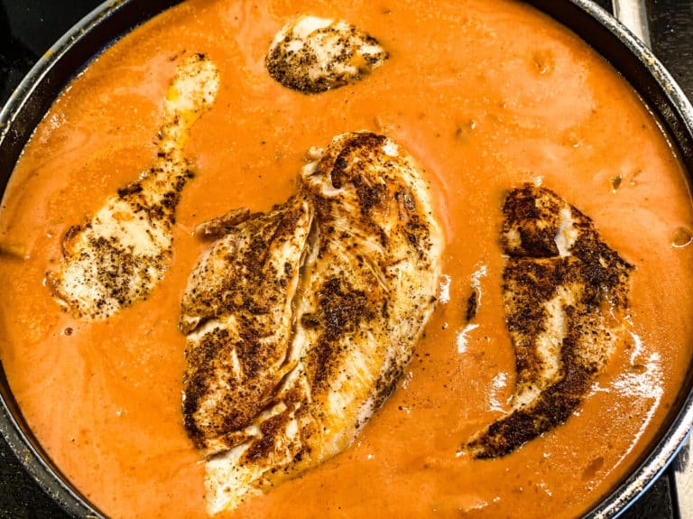 Saftige Hähnchenbrust in cremiger Tomatensoße Saftige Hähnchenbrust in cremiger Tomatensoße