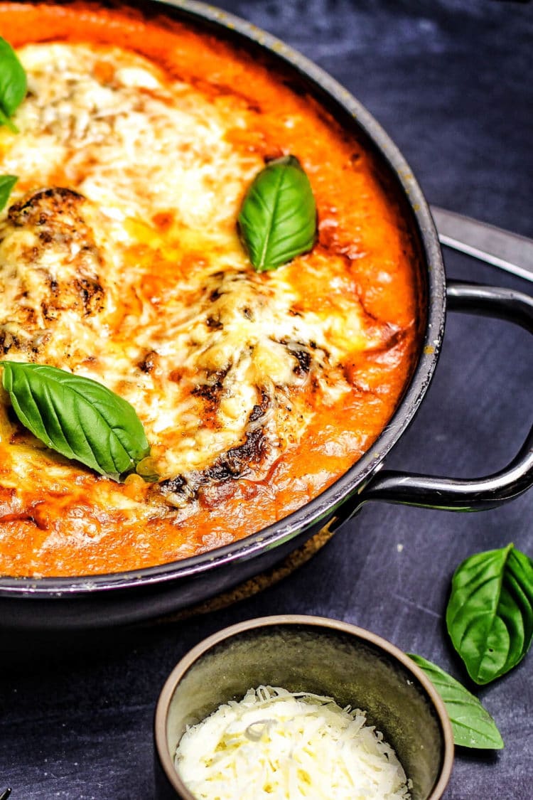 Saftige Hähnchenbrust in cremiger Tomatensoße | diefrauamgrill
