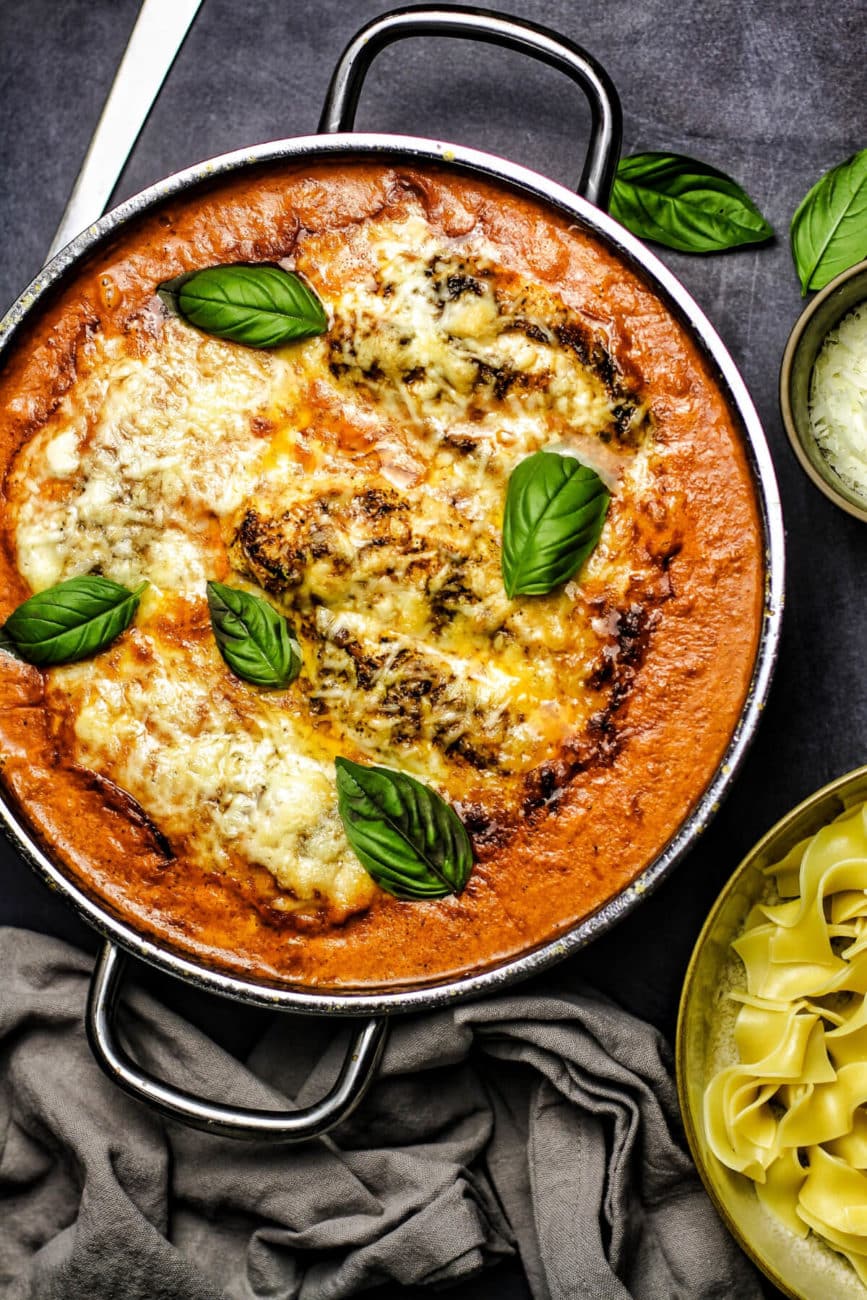 Saftige Hähnchenbrust in cremiger Tomatensoße | diefrauamgrill