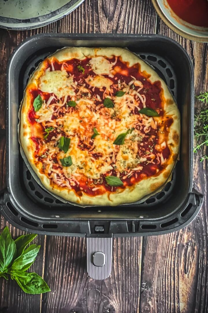 Pizza in der Heißluftfritteuse | schnell, heiß, knusprig