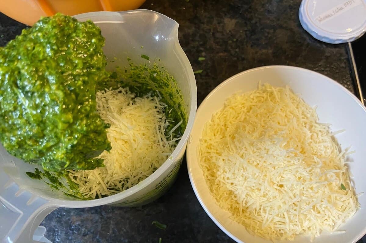 kaese ins rucola pesto hineinpuerieren
