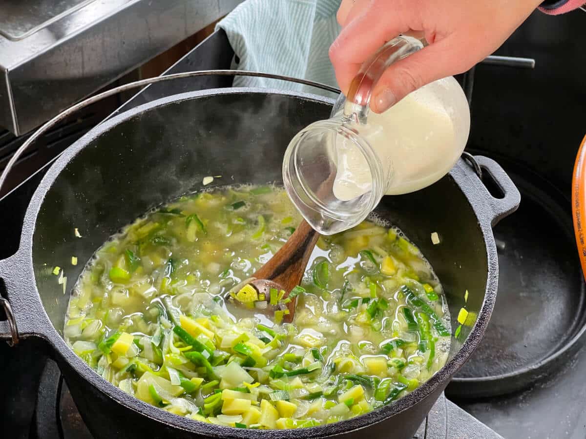 Käse Lauch Suppe Rezept | klassisch & schnell | diefrauamgrill.de Käse Lauch Suppe Rezept | klassisch & schnell | diefrauamgrill.de