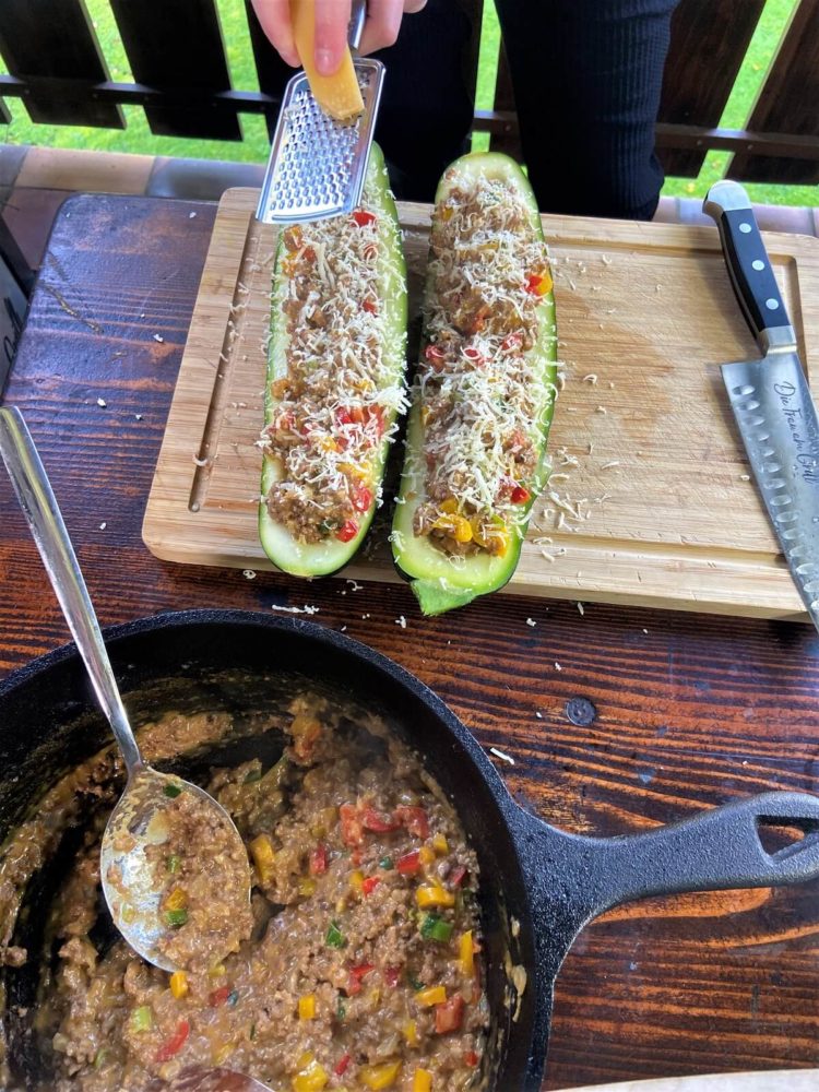 Gratinierte Zucchini Schiffchen mit Hackfleisch | diefrauamgrill