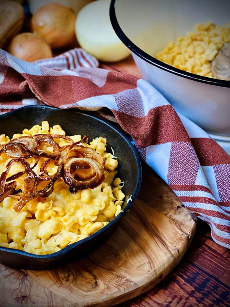 Käsespätzle mit Röstzwiebeln | Omas Klassiker