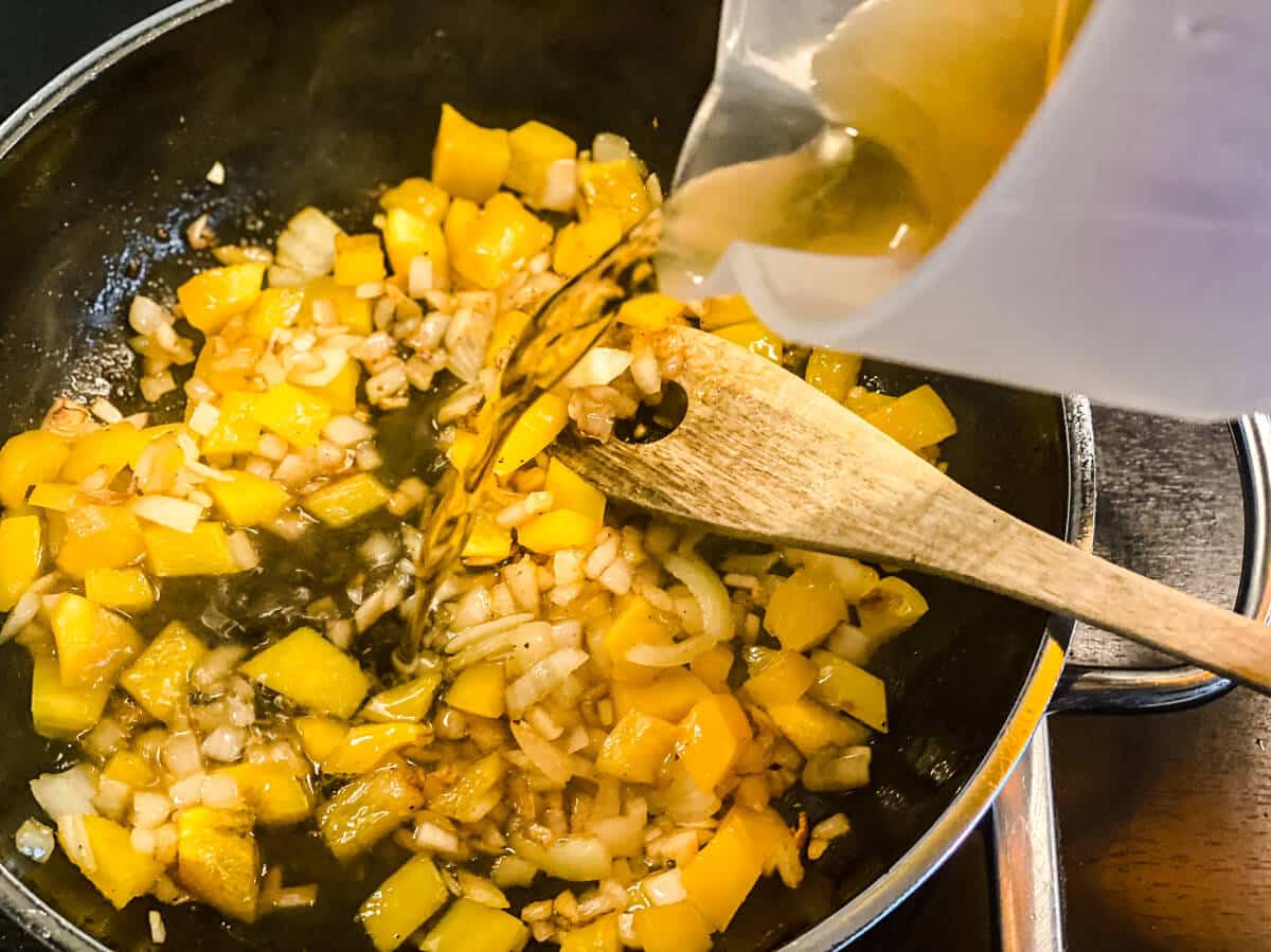 Saftige Hähnchenbrust in cremiger Tomatensoße