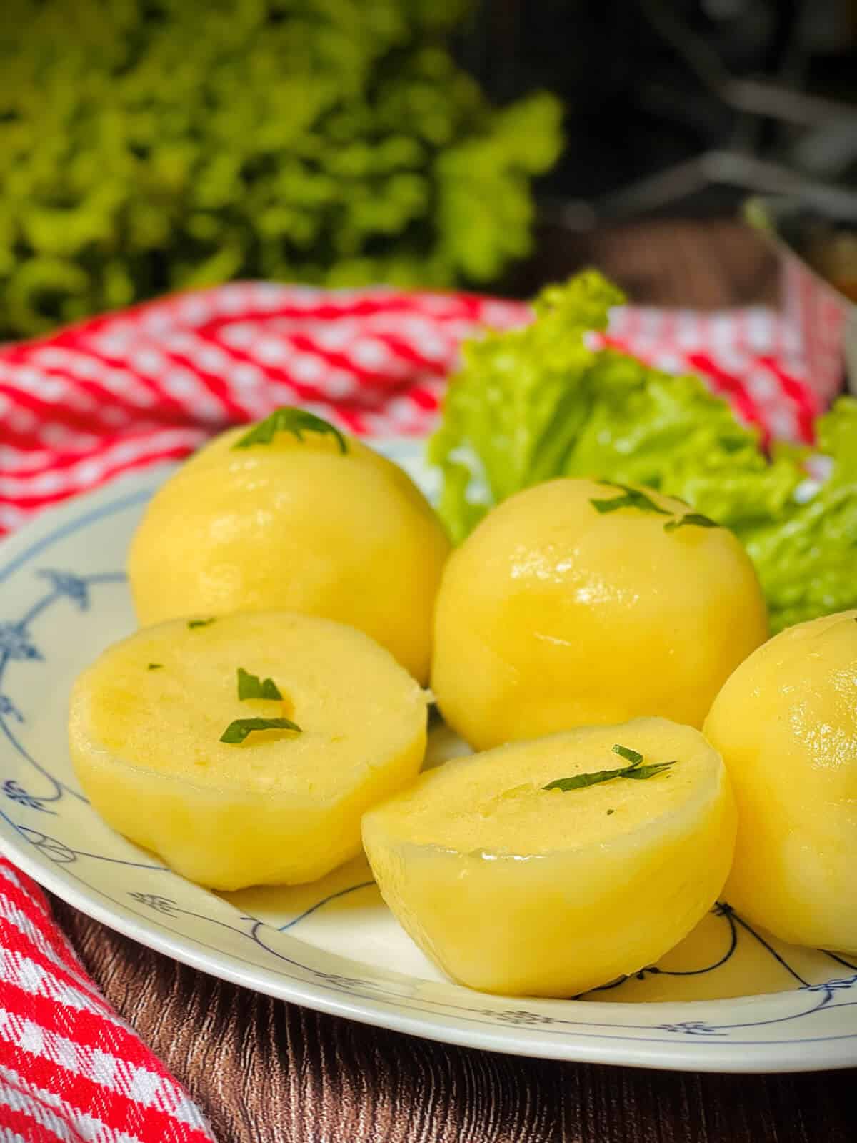 kartoffelknoedel mit gekochten kartoffeln