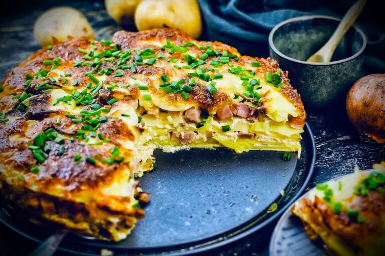 Schlesischer Kartoffelsalat mit Mayo, Wurst &amp; Essiggurken