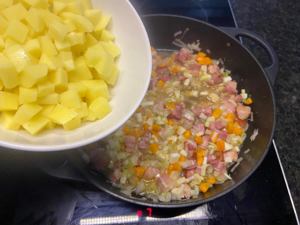 kartoffeln fuer die linsensuppe zugeben