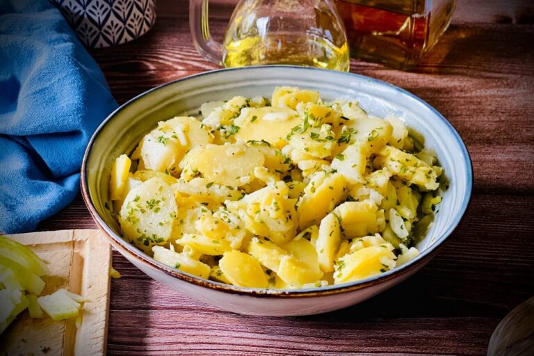 Schlesischer Kartoffelsalat mit Mayo, Wurst &amp; Essiggurken