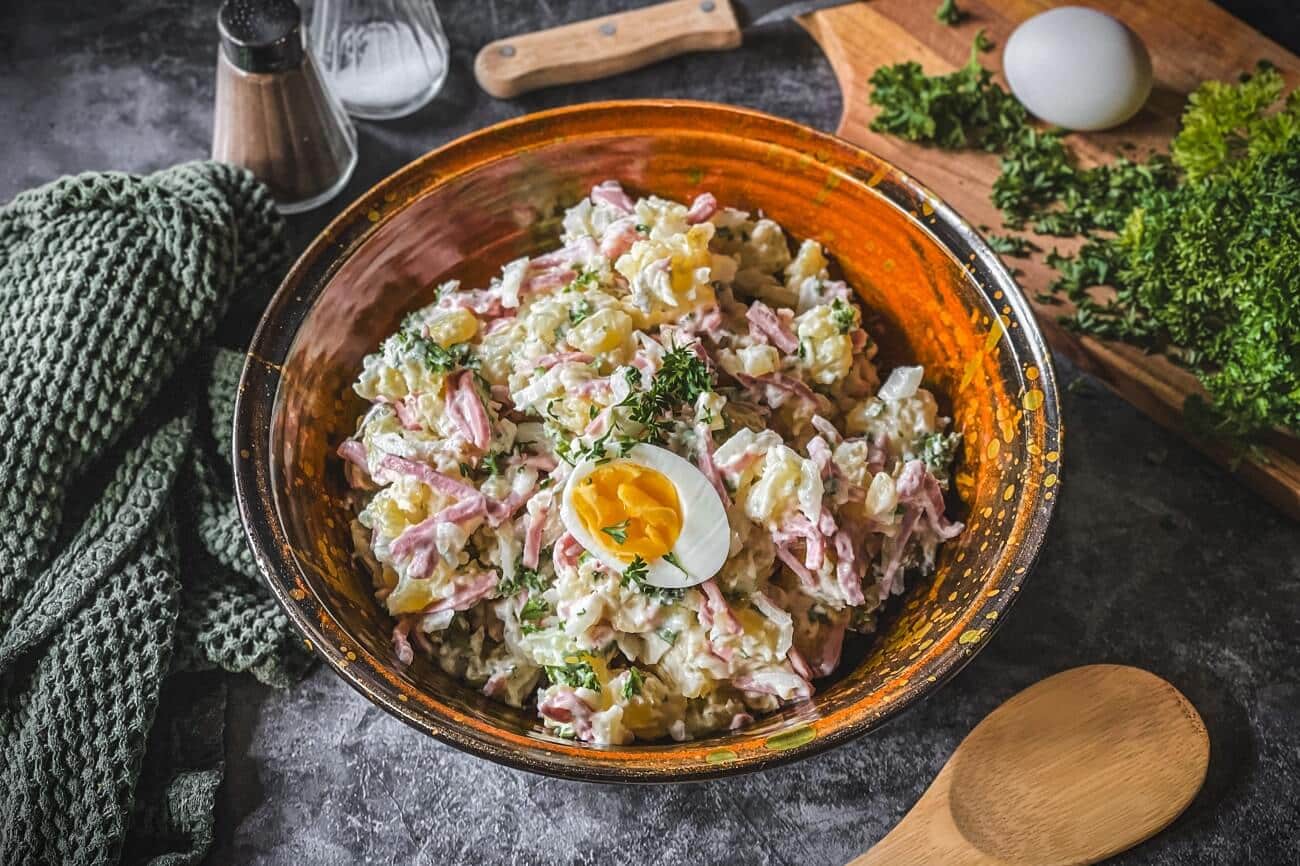 kartoffelsalat mit fleischsalat