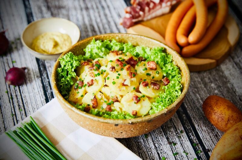 Schlesischer Kartoffelsalat mit Mayo, Wurst &amp; Essiggurken