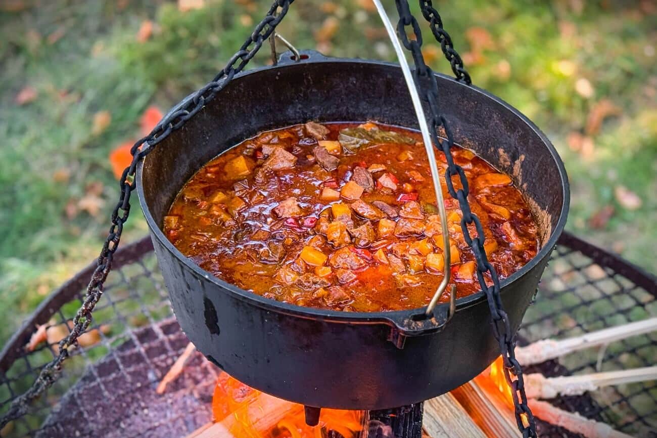Kesselgulasch | buntes & deftiges Lagerfeuer Gulasch