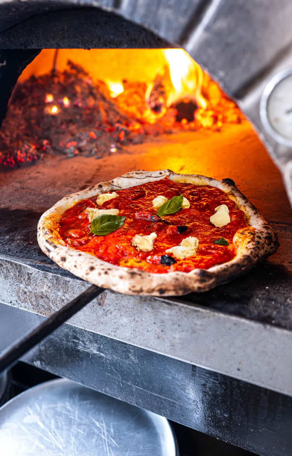 klassischer pizzaofen in pizzeria
