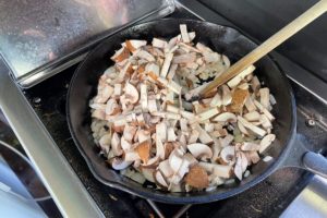 klein geschnittene champignons zu angeschwitzen zwiebeln in die pfanne geben