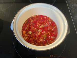 klein geschnittene chilischoten in einem topf im wasser kochen