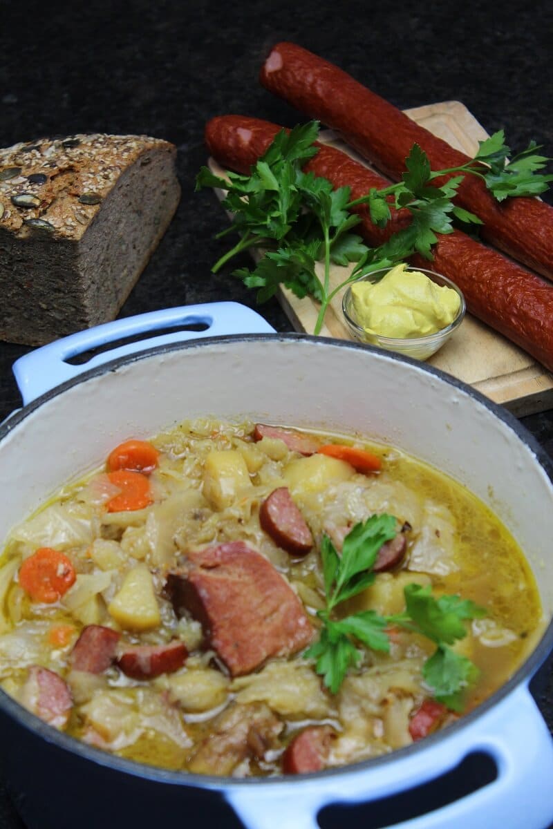 suppe mit kohl wurst und kartoffeln