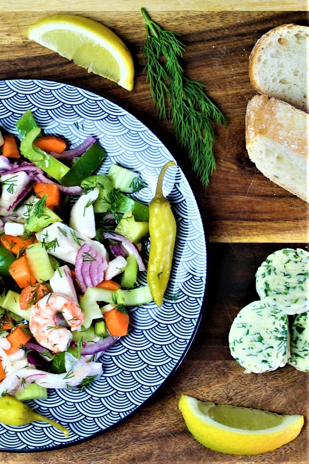 meeresfruechtesalat mit baguette