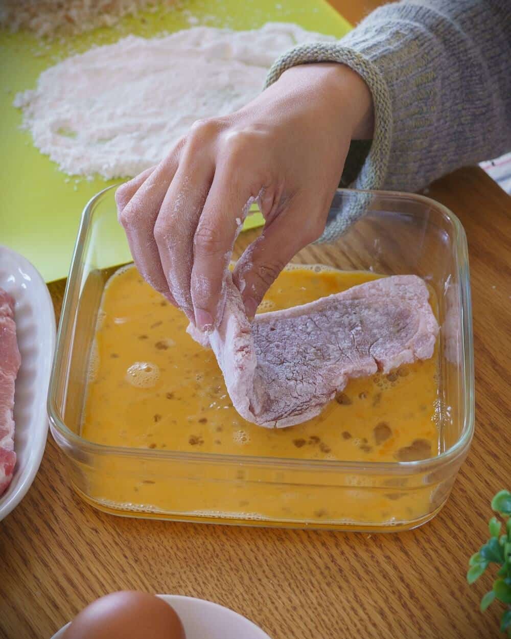 mehliertes schnitzel in verquirltem ei wenden