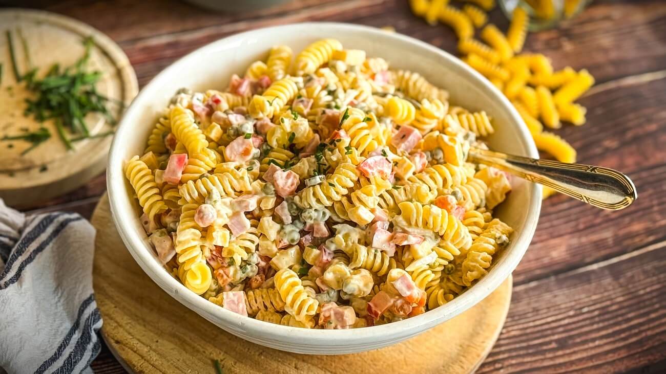 Nudelsalat Rezept | bunt, cremig und partytauglich