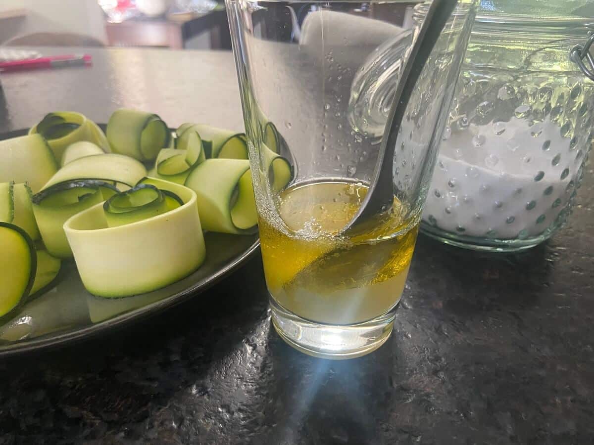 olivenoel, zucker und zitronensaft in einem glas