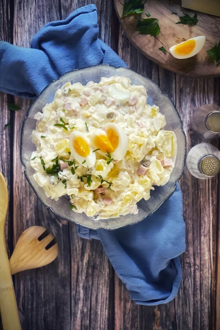 Schlesischer Kartoffelsalat mit Mayo, Wurst &amp; Essiggurken