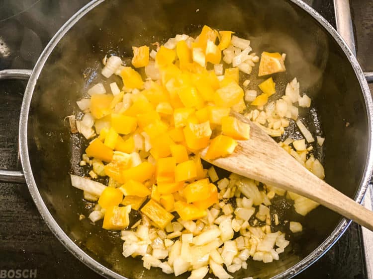 Saftige Hähnchenbrust in cremiger Tomatensoße