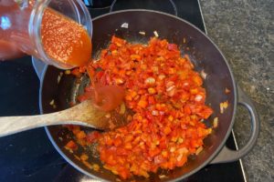 passierte tomaten in djuvec reis pfanne geben