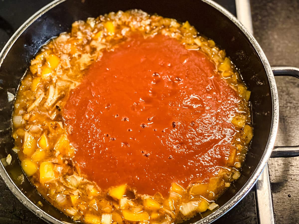 Saftige Hähnchenbrust in cremiger Tomatensoße