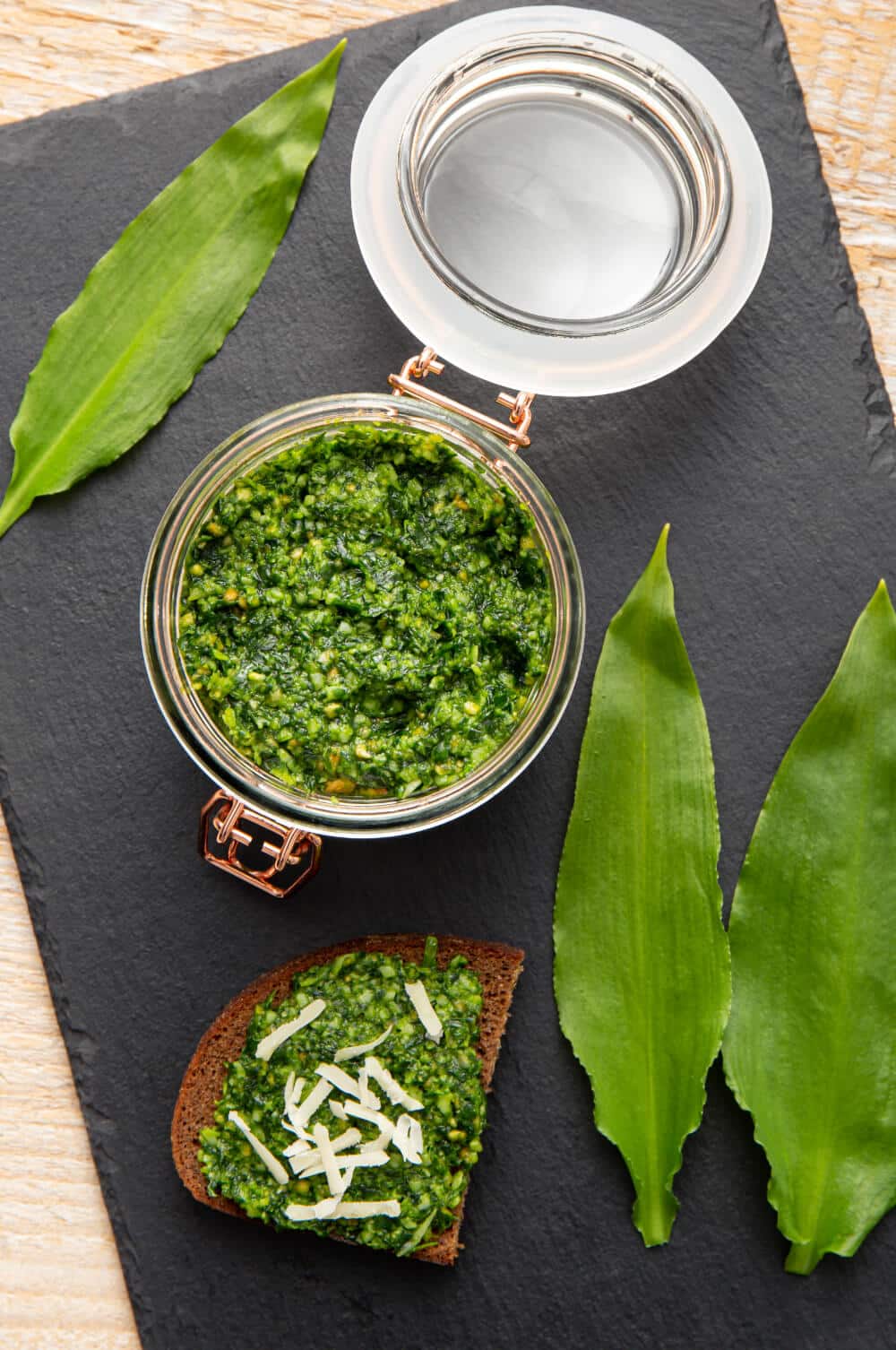 pesto aus baerlauch in glas