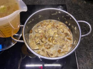 pilzsuppe mit bruehe aufgiessen
