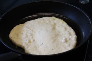 pita brot teig in pfanne - die frau am grill