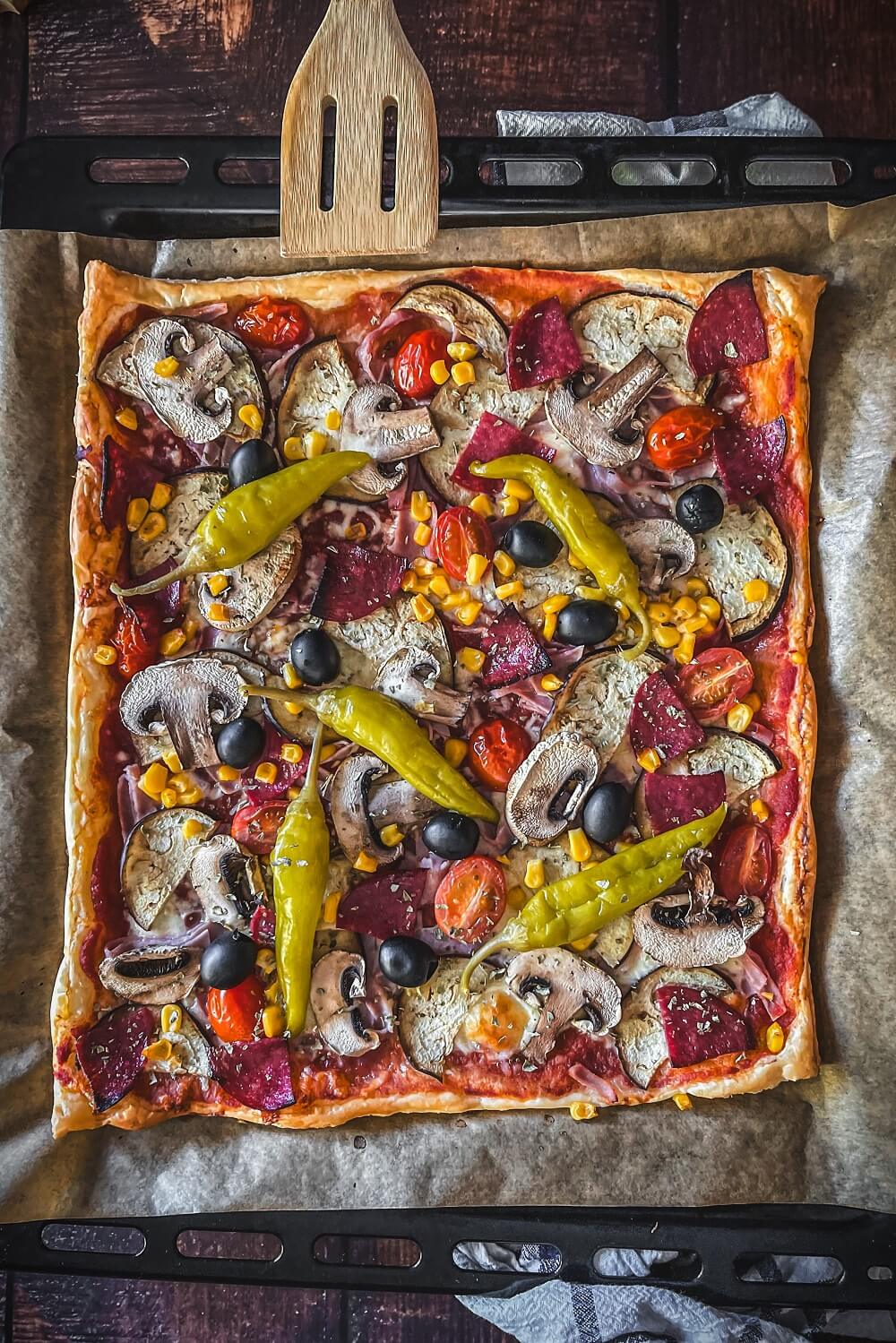 pizza auf blaetterteig