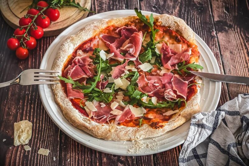 Pizza Parma mit Parmaschinken, Rucola & Parmesan Pizza Parma mit Parmaschinken, Rucola & Parmesan