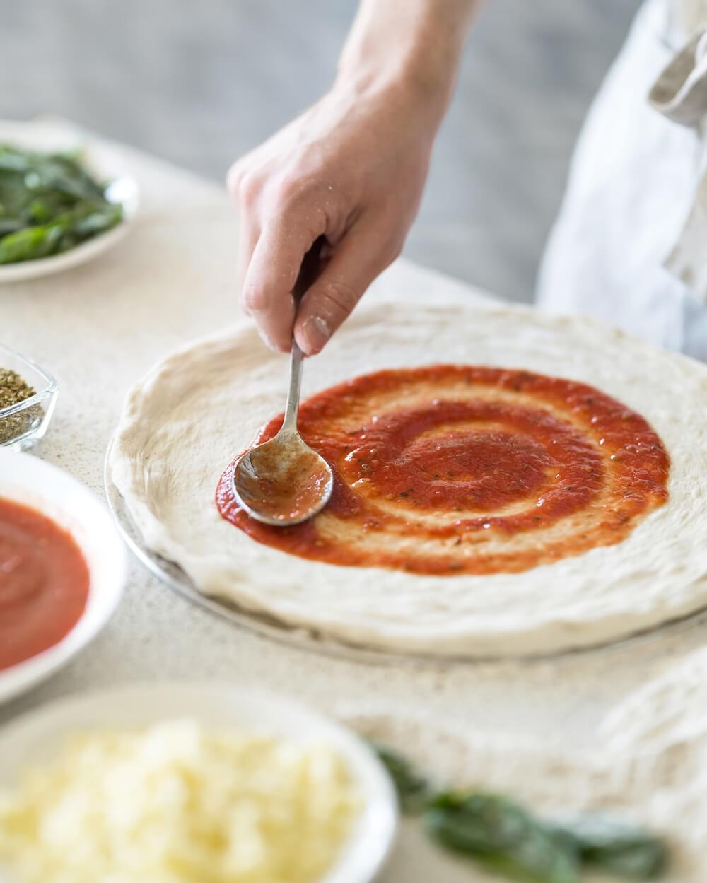 pizzasosse auf pizzateig