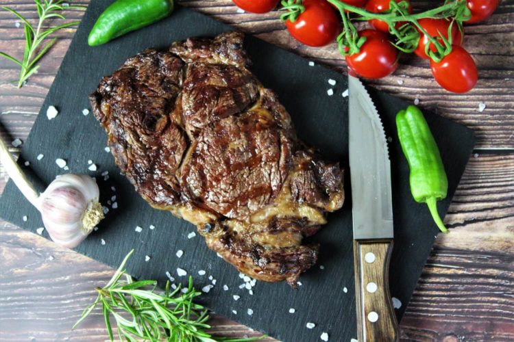 gegrilltes Ribeye Steak - die frau am grill