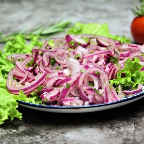 roter zwiebelsalat - rezept - die frau am grill