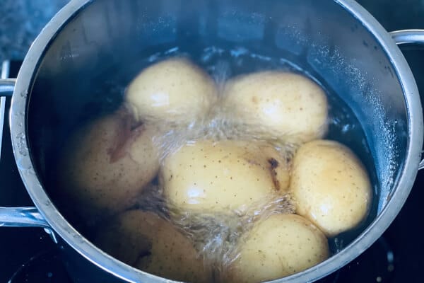 Schlesischer Kartoffelsalat mit Mayo, Wurst &amp; Essiggurken