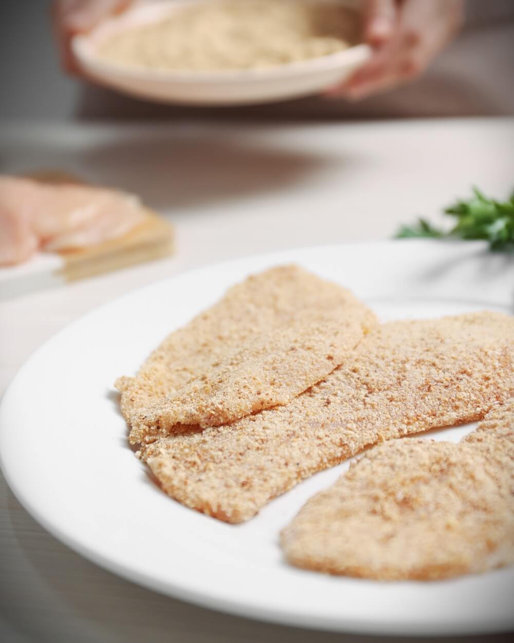 schnitzel in paniermehl wenden