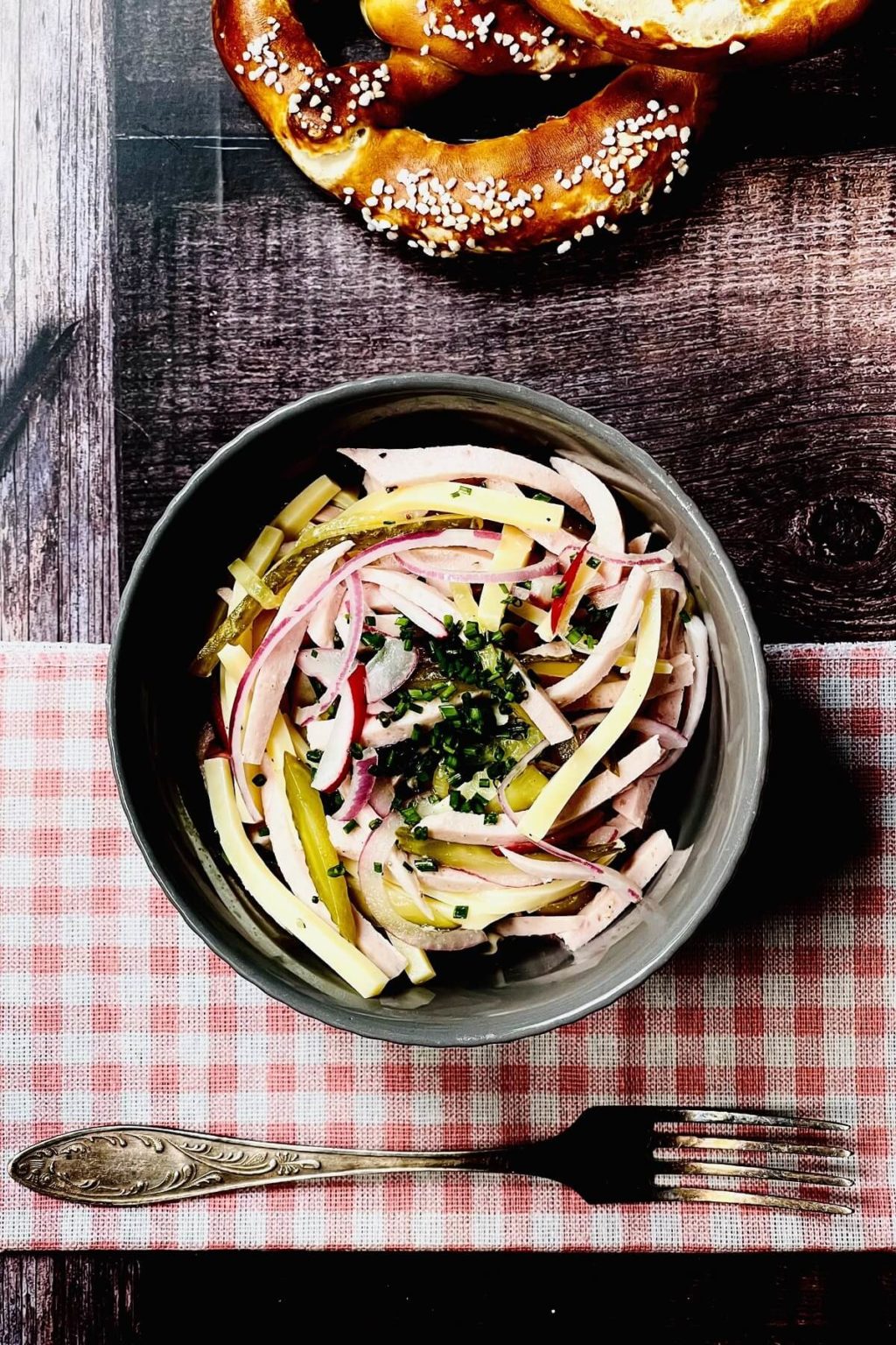 Schweizer Wurstsalat Rezept mit Geheimzutat | diefrauamgrill