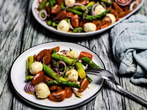 spargelsalat mit tomaten und mozzarella