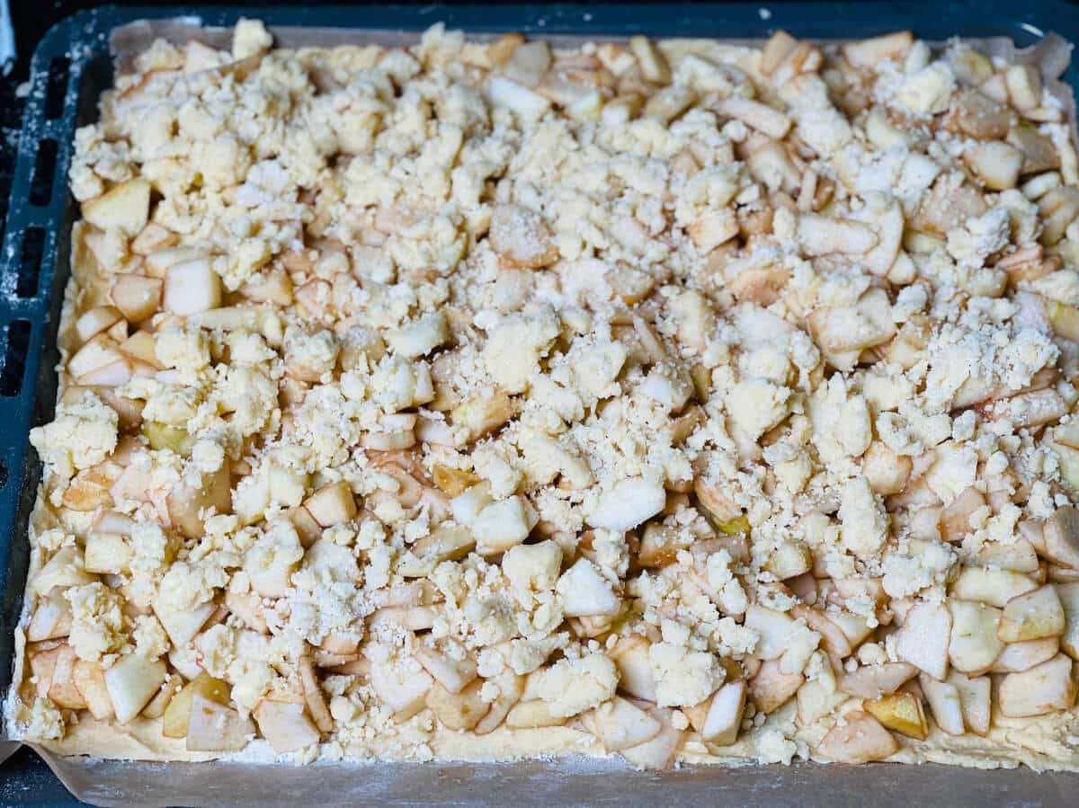 streusel auf apfelkuchen verteilen