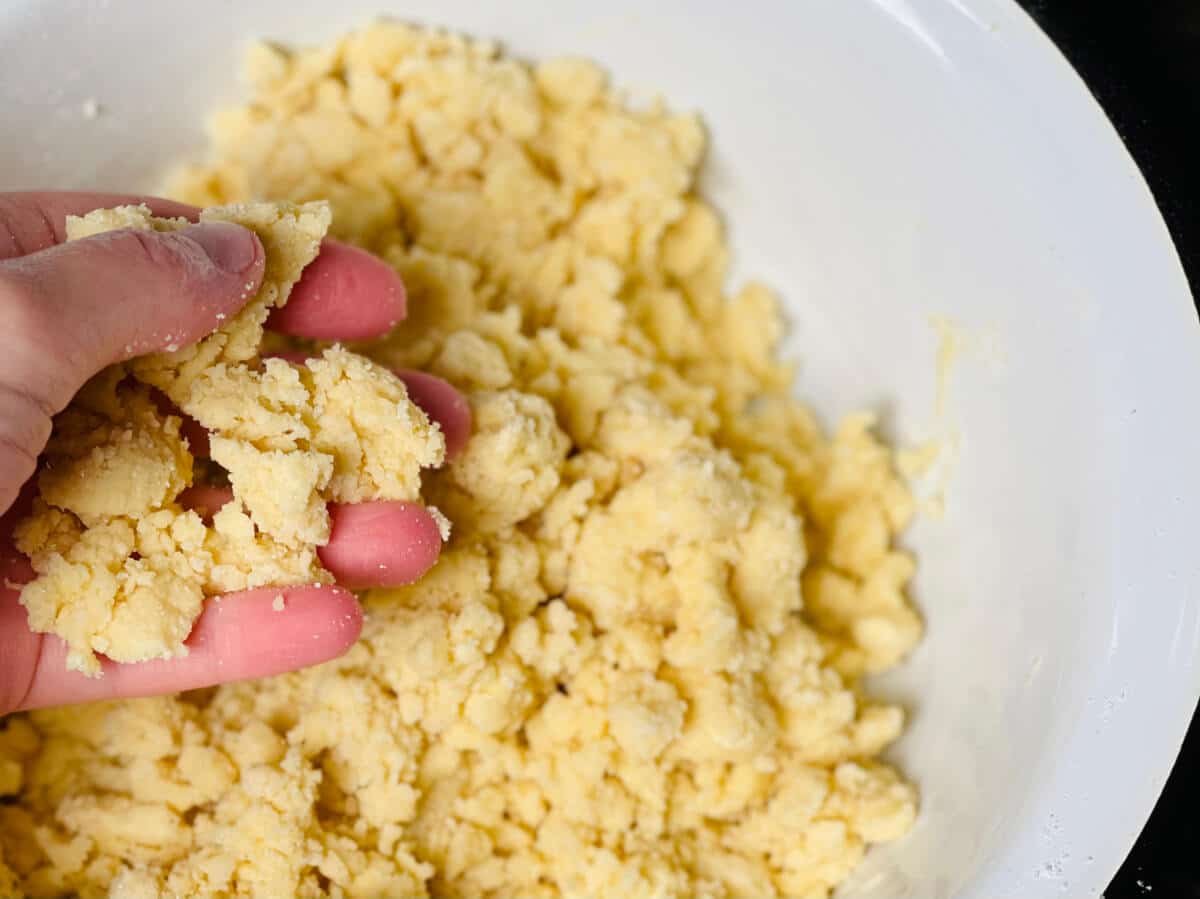 streusel fuer kuchen in schuessel
