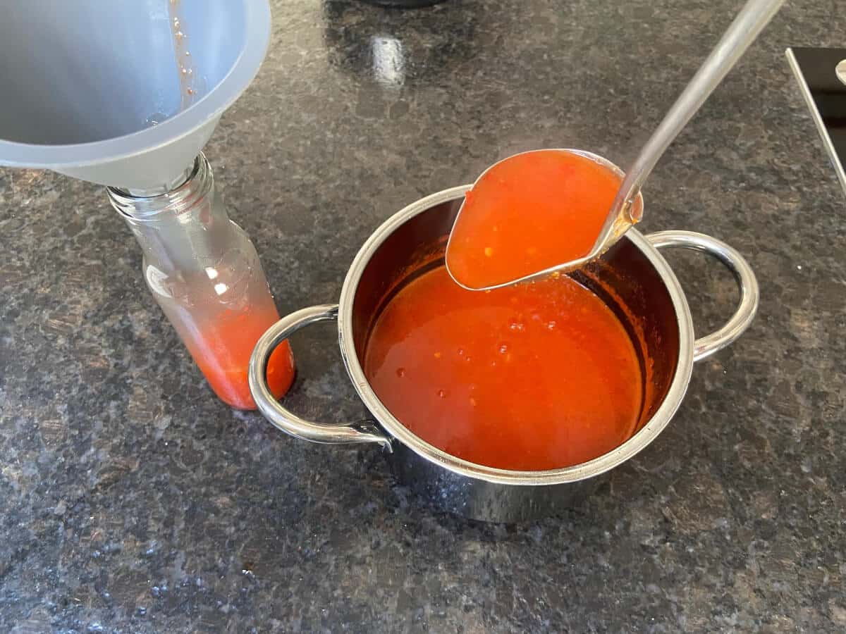 sweet chili sauce in sterile glaeser oder flaschen abfuellen
