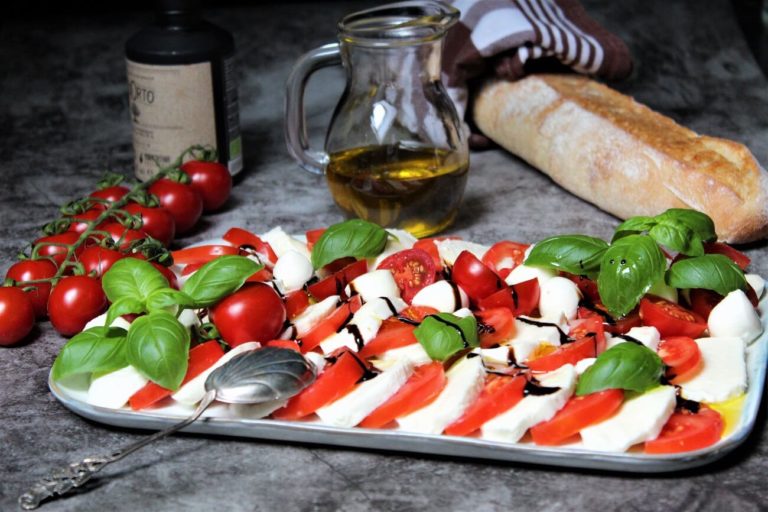 Tomate Mozzarella Salat | Rezept mit 3 Topping-Varianten