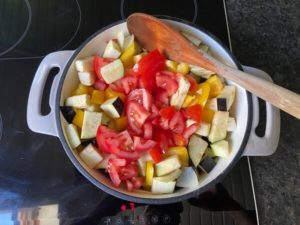 tomaten, aubergine, fenchel, paprika und zucchini im topf fuer das ratatouille anduensten
