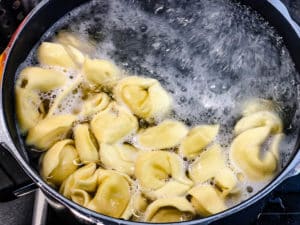 tortellini nach packungsanleitung im heissen wasser kochen