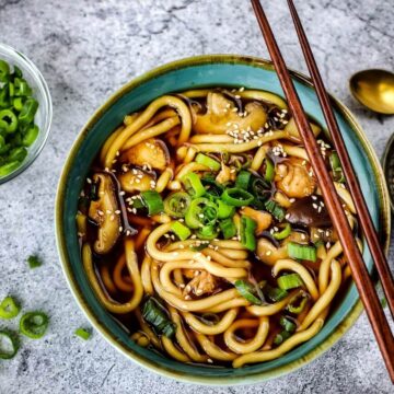udon suppe mit nudeln