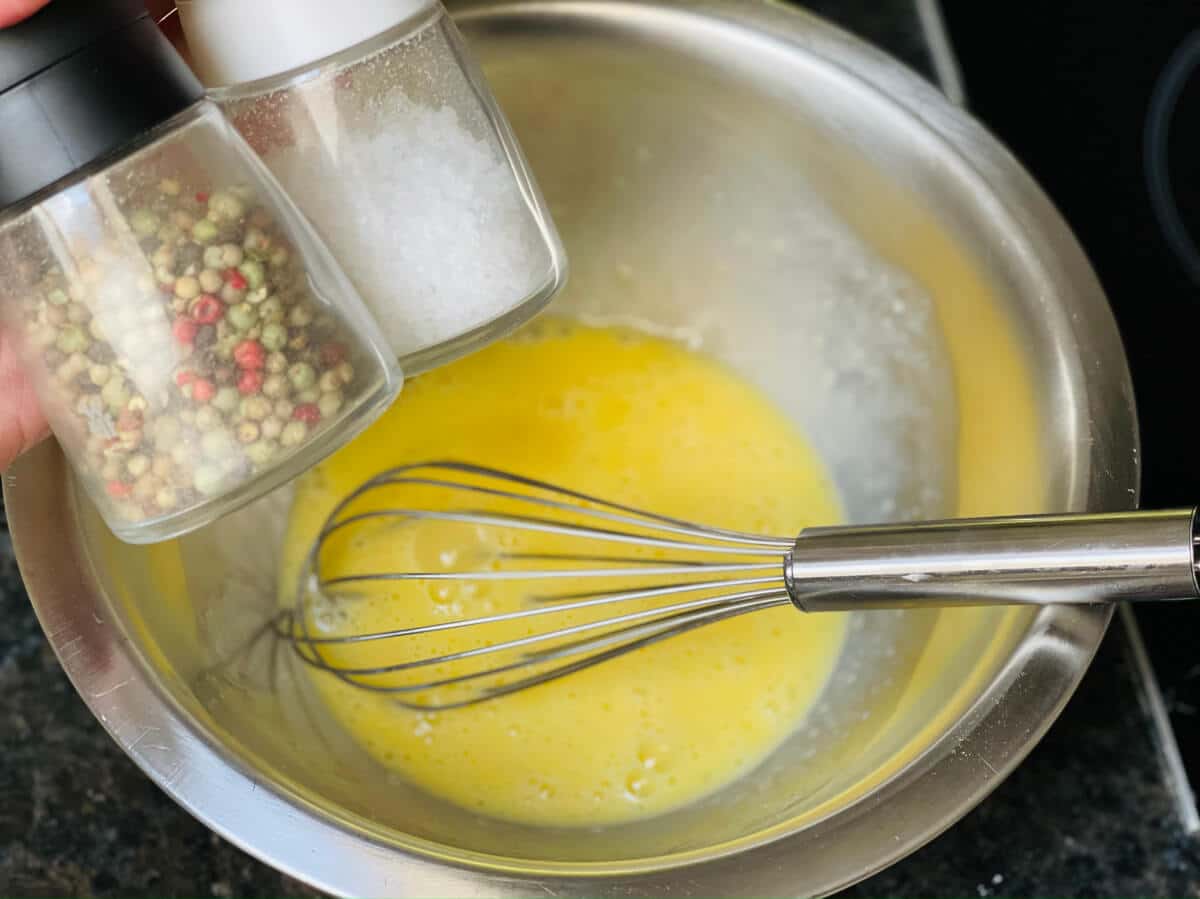 verquirlte eier mit salz und pfeffer wuerzen
