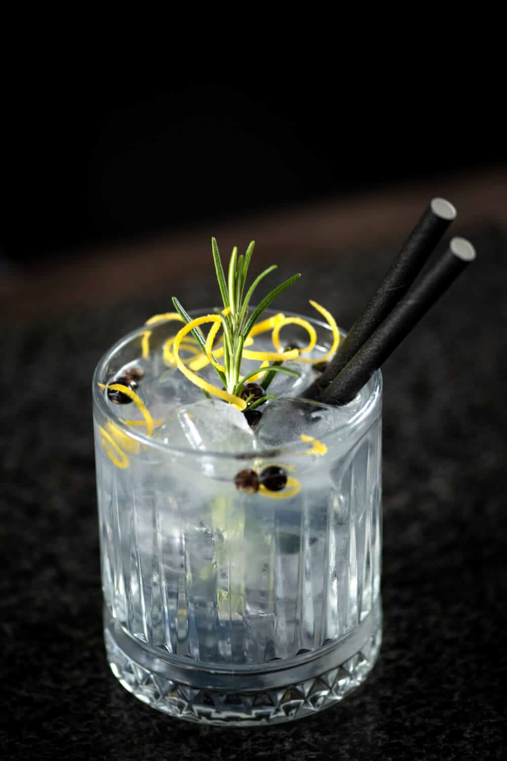 wacholderbeeren in cocktail